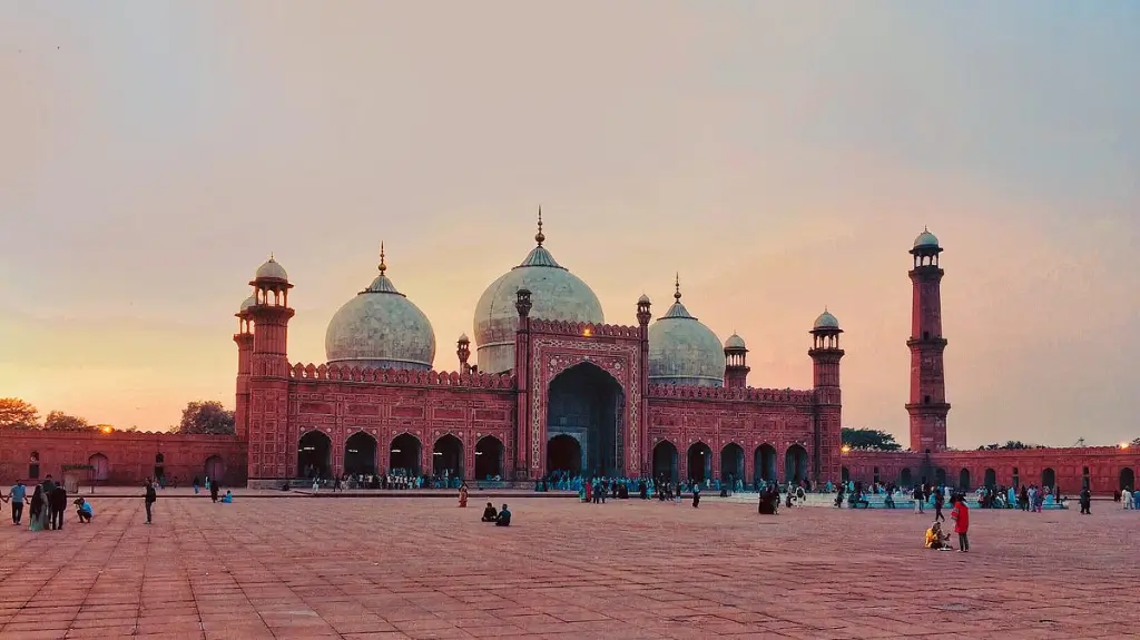 Today gold price in Lahore per tola and gram — live 24K, 22K, 21K rates, updated daily, plus how Lahore's rate compares to Karachi.